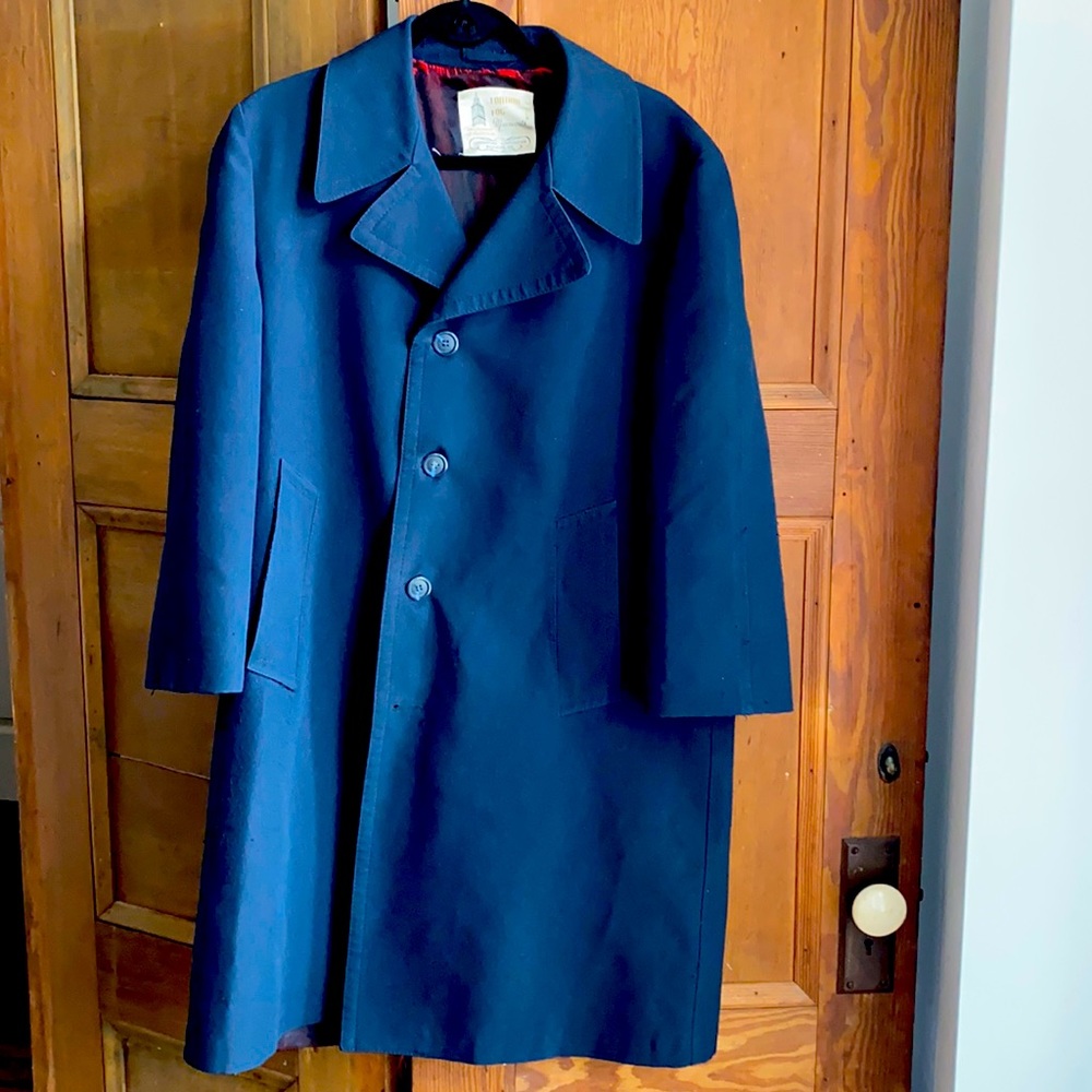 Men’s Vintage Navy London Fog overcoat. 2 front pockets. Sz 40 short